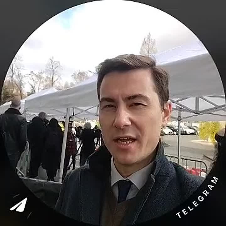 Горячие напитки и круассаны: корреспондент "Известий" Игорь Балдин показал, чем угощают журналистов, ожидающих начала переговоров по Украине в Женеве