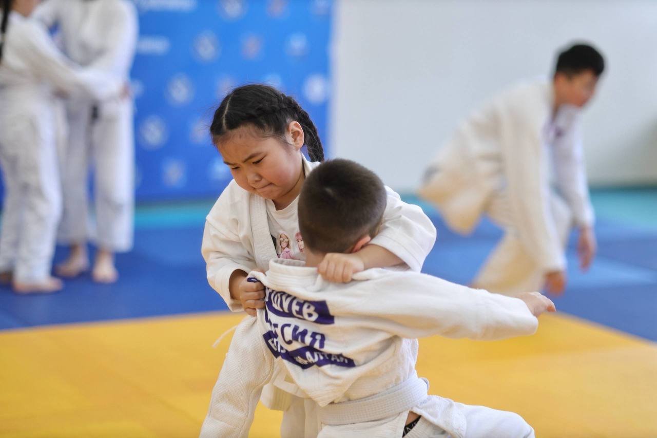 «Поднимите руки, кто хочет стать олимпийским чемпионом по дзюдо?» «Поднимите руки, кто хочет стать олимпийским чемпионом по дзюдо?»