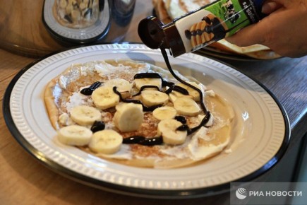 Шоколад, сгущенка и варенье – самые вредные начинки для блинов, предупредили врачи