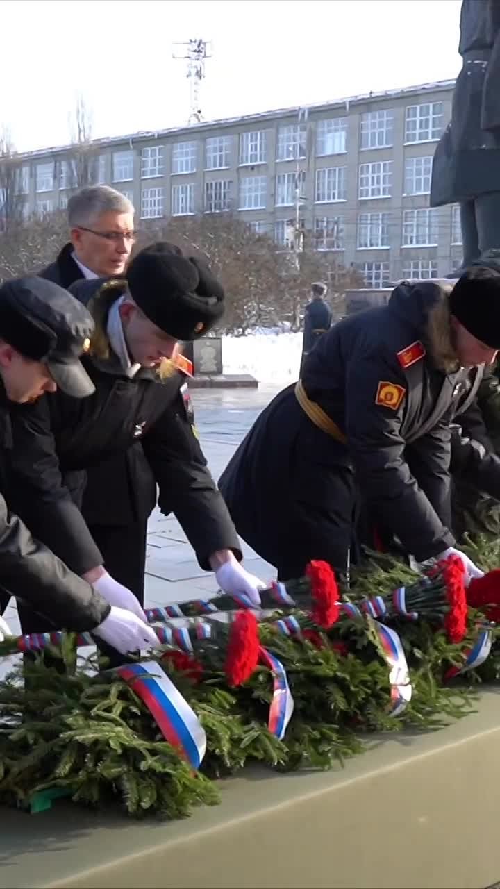 Дань памяти героям: Губернатор Дмитриев Миляев возложил цветы к Вечному огню на площади Победы и к мемориалу «Защитникам Родины»