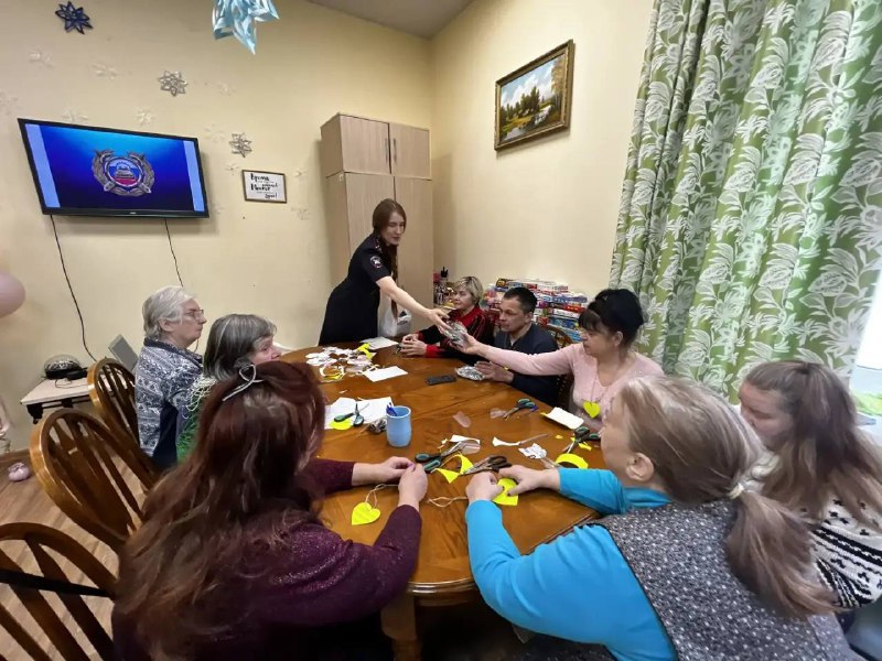 Сотрудники отдела Госавтоинспекции по городу Туле провели мастер-класс по изготовлению световозвращающих элементов для людей «золотого возраста» Сотрудники отдела Госавтоинспекции по городу Туле провели мастер-класс по изготовлению световозвращающих элементов для людей «золотого возраста»