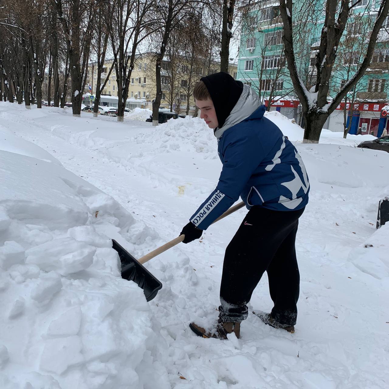 Активная молодежь Новомосковска участвует в Снежном субботнике Активная молодежь Новомосковска участвует в Снежном субботнике