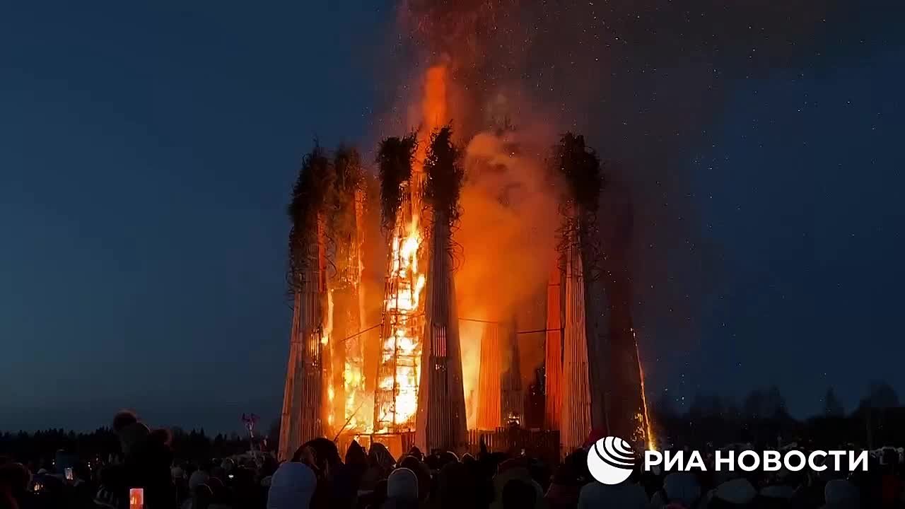 Огромное сердце сожгли на Масленицу в калужском арт-парке "Никола-Ленивец"
