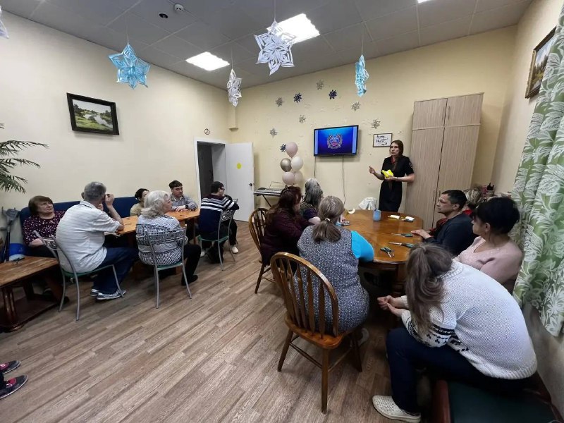 Сотрудники отдела Госавтоинспекции по городу Туле провели мастер-класс по изготовлению световозвращающих элементов для людей «золотого возраста» Сотрудники отдела Госавтоинспекции по городу Туле провели мастер-класс по изготовлению световозвращающих элементов для людей «золотого возраста»