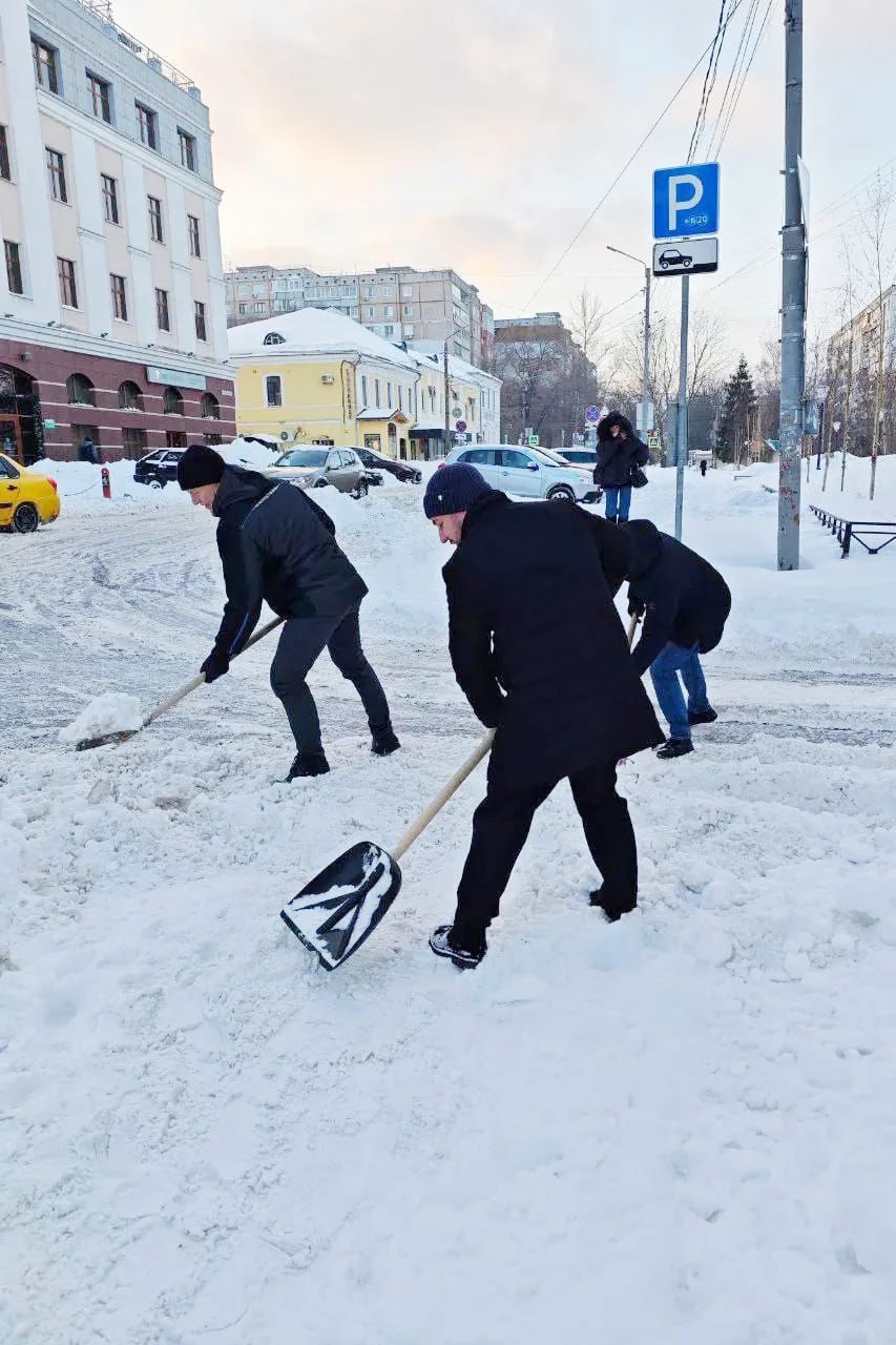 Вместе против сугробов: во всех муниципалитетах региона стартовал «Снежный субботник» Вместе против сугробов: во всех муниципалитетах региона стартовал «Снежный субботник»