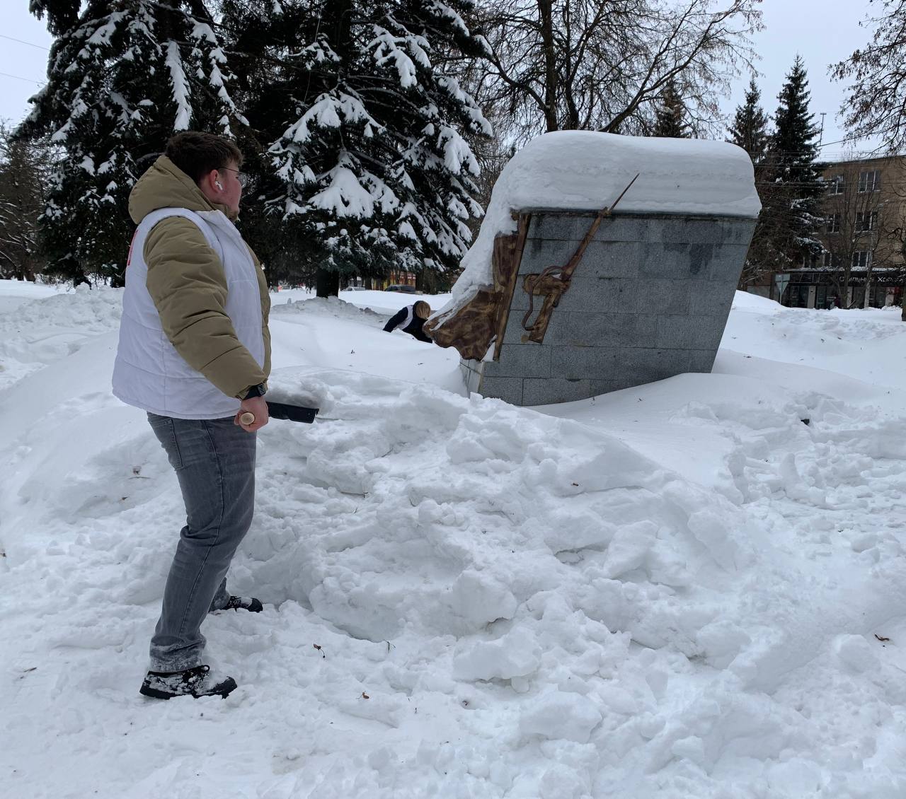 Активная молодежь Новомосковска участвует в Снежном субботнике