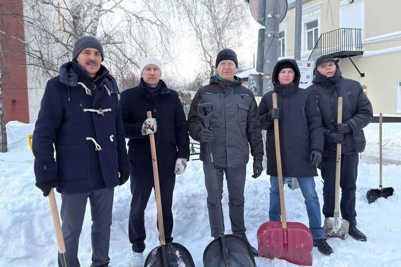 Вместе против сугробов: во всех муниципалитетах региона стартовал «Снежный субботник» Вместе против сугробов: во всех муниципалитетах региона стартовал «Снежный субботник»