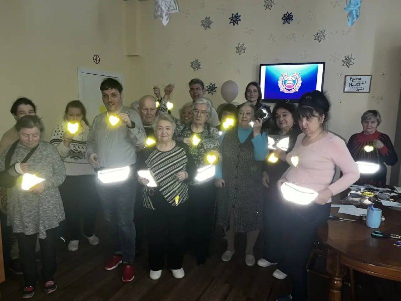 Сотрудники отдела Госавтоинспекции по городу Туле провели мастер-класс по изготовлению световозвращающих элементов для людей «золотого возраста» Сотрудники отдела Госавтоинспекции по городу Туле провели мастер-класс по изготовлению световозвращающих элементов для людей «золотого возраста»