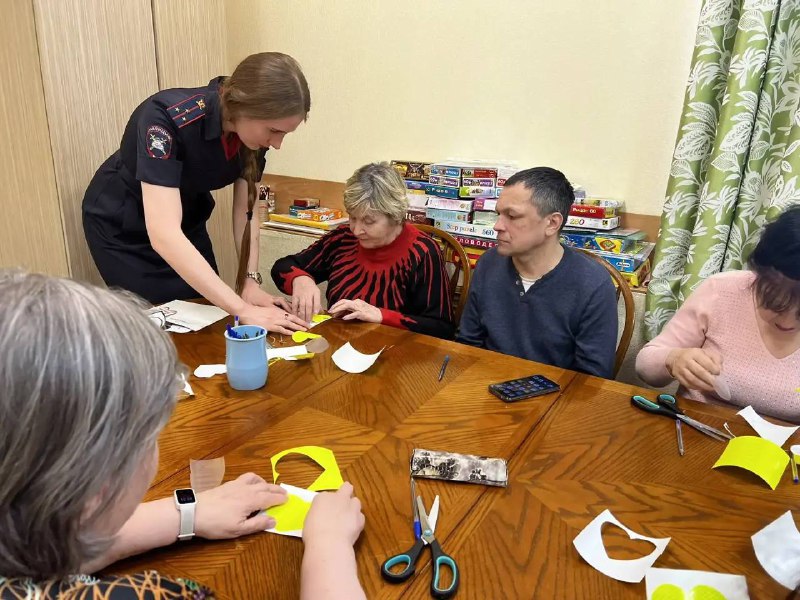 Сотрудники отдела Госавтоинспекции по городу Туле провели мастер-класс по изготовлению световозвращающих элементов для людей «золотого возраста» Сотрудники отдела Госавтоинспекции по городу Туле провели мастер-класс по изготовлению световозвращающих элементов для людей «золотого возраста»