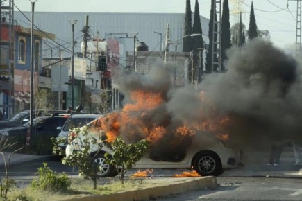 Появились кадры беспорядков в Мексике, которые вспыхнули после убийства силовиками главаря наркокартеля «Новое поколение Халиско» (CJNG) Немесио Осегера Сервантеса