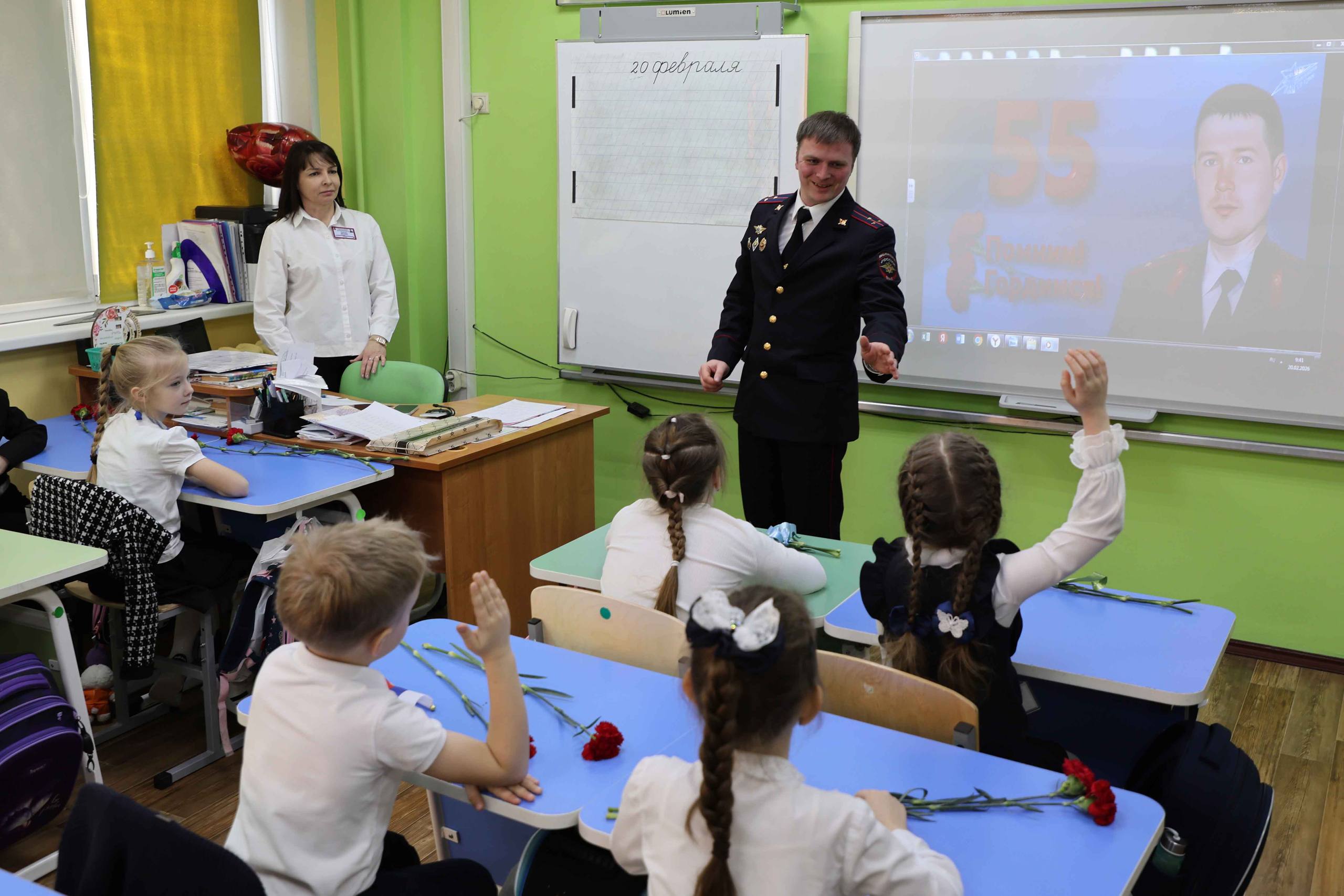 В Туле сотрудники полиции и школьники почтили память Героя России Дмитрия Горшкова В Туле сотрудники полиции и школьники почтили память Героя России Дмитрия Горшкова