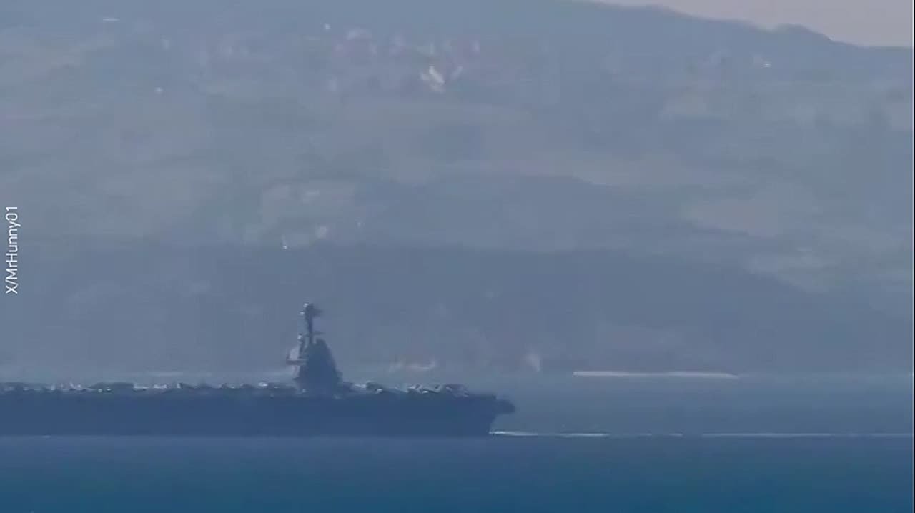 Момент, как авианосец США Gerald R. Ford проходил через Гибралтарский пролив
