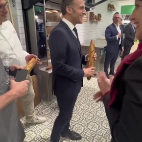 Ничего более стереотипного вы сегодня не увидите: президент Франции позирует с багетом