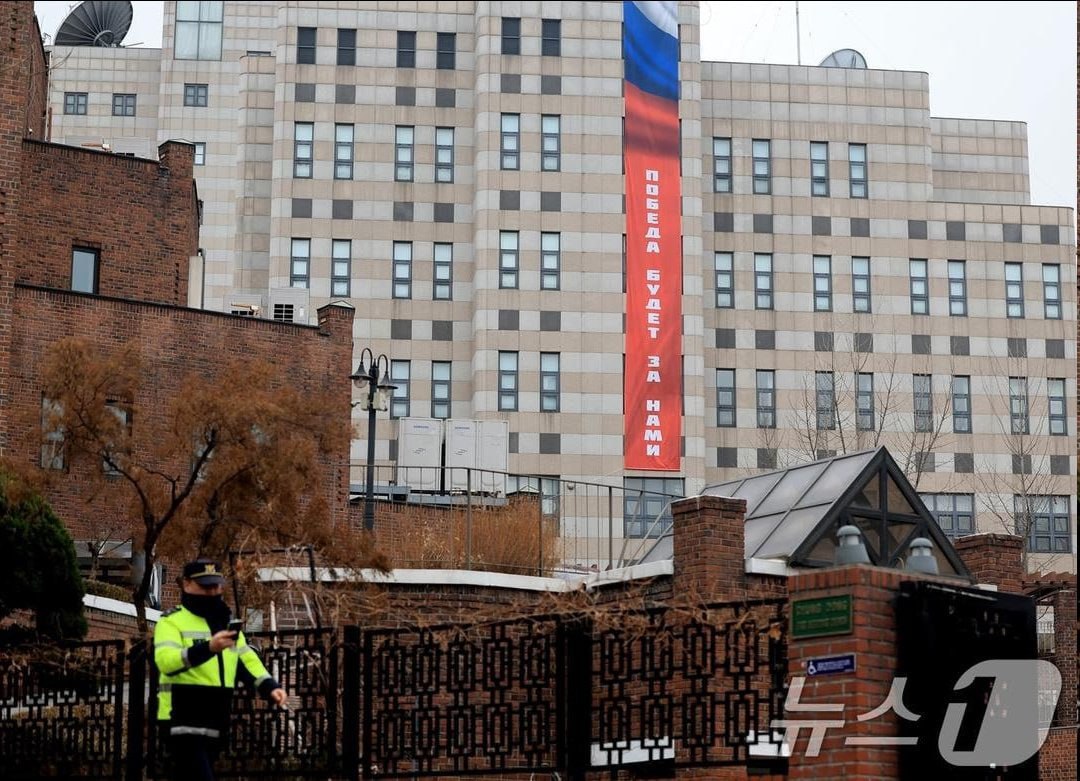 Размещение баннеров и памятных растяжек на территории посольств является распространенной практикой