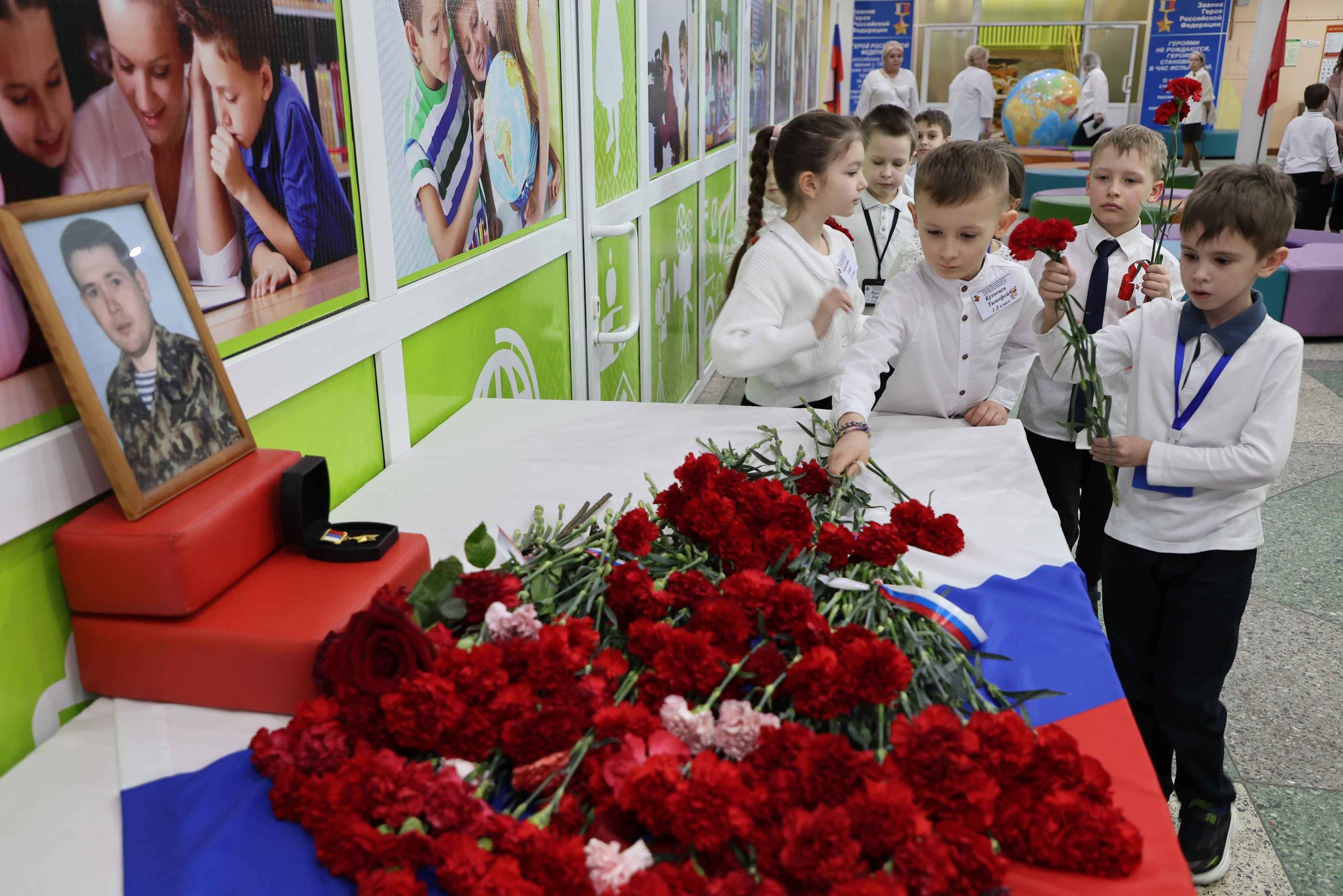 В Туле сотрудники полиции и школьники почтили память Героя России Дмитрия Горшкова В Туле сотрудники полиции и школьники почтили память Героя России Дмитрия Горшкова