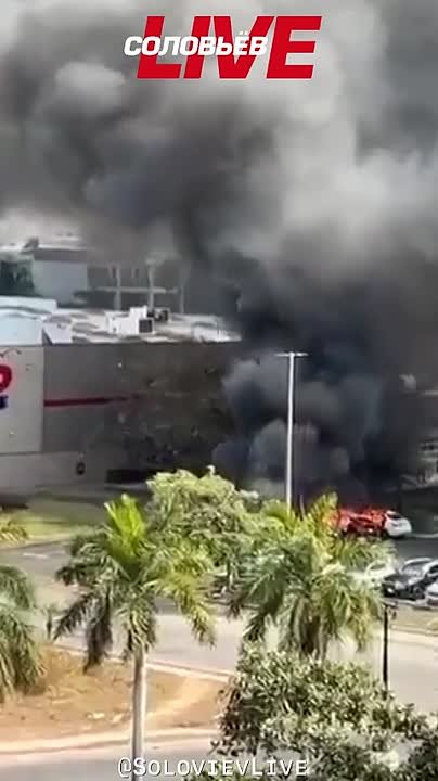 В социальных сетях Мексики публикуют видео, на котором, как утверждается, сообщается о возгорании в ТЦ Халиско