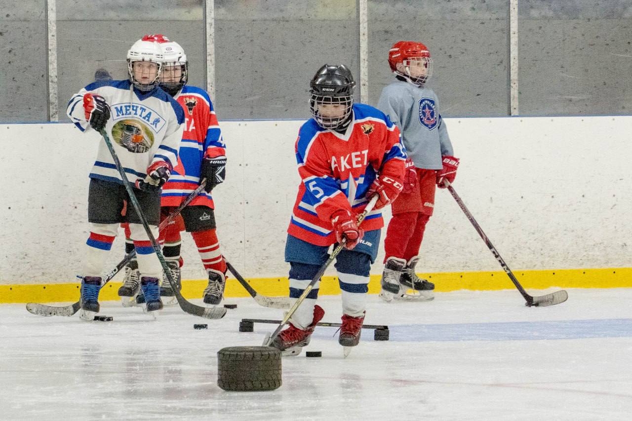 Дмитрий Миляев: #Нашасилавспорте. «День с АКМ»: шесть игроков дворовых хоккейных команд региона вышли на лед вместе с командой ДЮСШ «Академия Михайлова» Программа тренировки была разделена на два полноценных этапа: занятия... Дмитрий Миляев: #Нашасилавспорте. «День с АКМ»: шесть игроков дворовых хоккейных команд региона вышли на лед вместе с командой ДЮСШ «Академия Михайлова» Программа тренировки была разделена на два полноценных этапа: занятия...