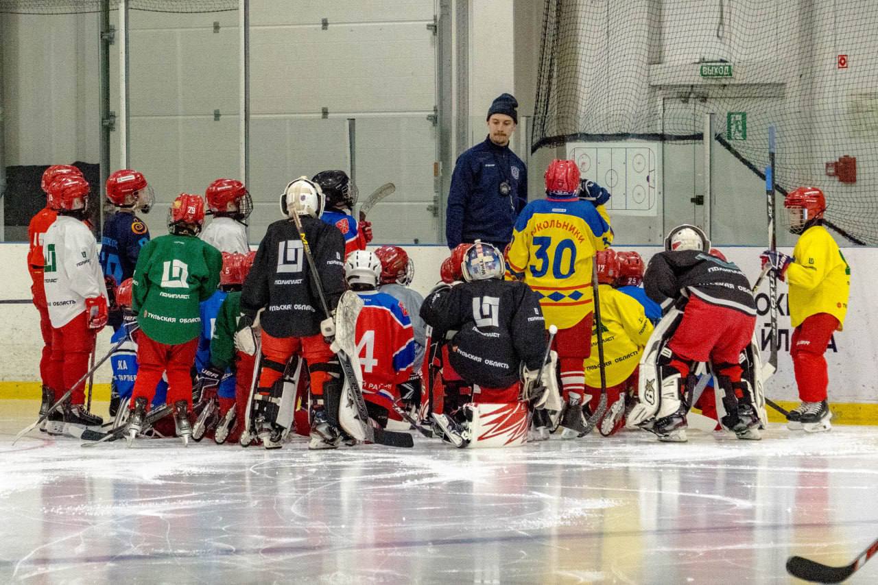 Дмитрий Миляев: #Нашасилавспорте. «День с АКМ»: шесть игроков дворовых хоккейных команд региона вышли на лед вместе с командой ДЮСШ «Академия Михайлова» Программа тренировки была разделена на два полноценных этапа: занятия... Дмитрий Миляев: #Нашасилавспорте. «День с АКМ»: шесть игроков дворовых хоккейных команд региона вышли на лед вместе с командой ДЮСШ «Академия Михайлова» Программа тренировки была разделена на два полноценных этапа: занятия...