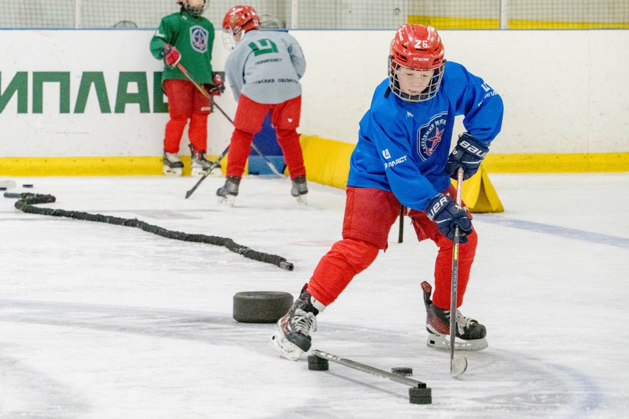 Дмитрий Миляев: #Нашасилавспорте. «День с АКМ»: шесть игроков дворовых хоккейных команд региона вышли на лед вместе с командой ДЮСШ «Академия Михайлова» Программа тренировки была разделена на два полноценных этапа: занятия... Дмитрий Миляев: #Нашасилавспорте. «День с АКМ»: шесть игроков дворовых хоккейных команд региона вышли на лед вместе с командой ДЮСШ «Академия Михайлова» Программа тренировки была разделена на два полноценных этапа: занятия...