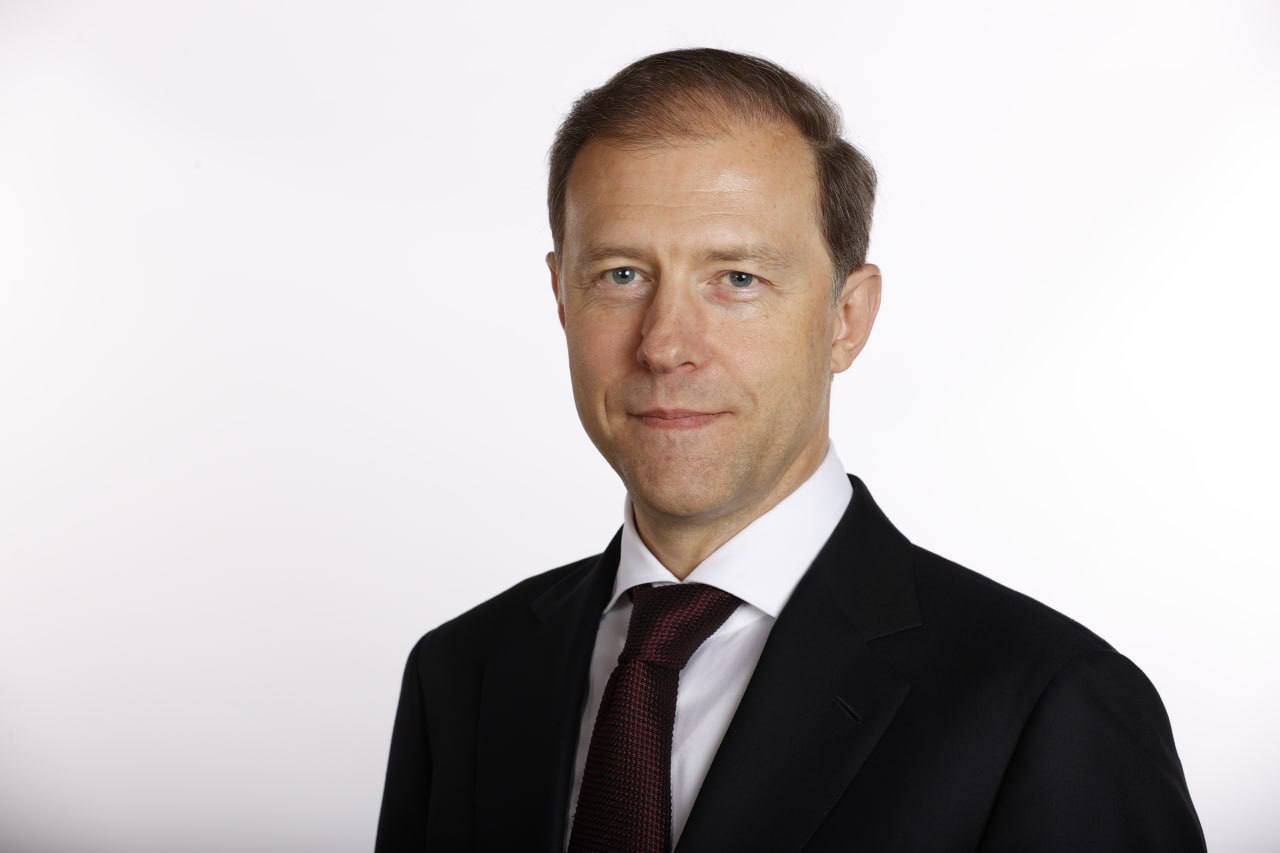 Первый вице-премьер РФ Денис Мантуров награжден Золотой Звездой Героя России, сообщили источники РВНП