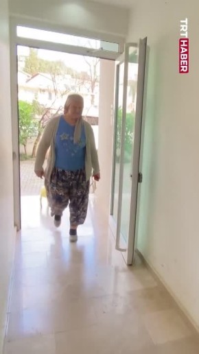 Турчанка выходила брошенного матерью козленка, теперь малыш везде за ней ходит