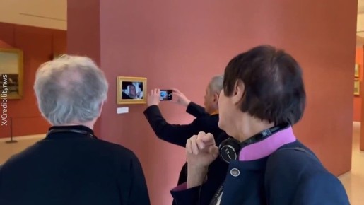 "Теперь он точно вспотел!" — фото после ареста экс-принца Эндрю, ставшее мемом, появилось в Лувре