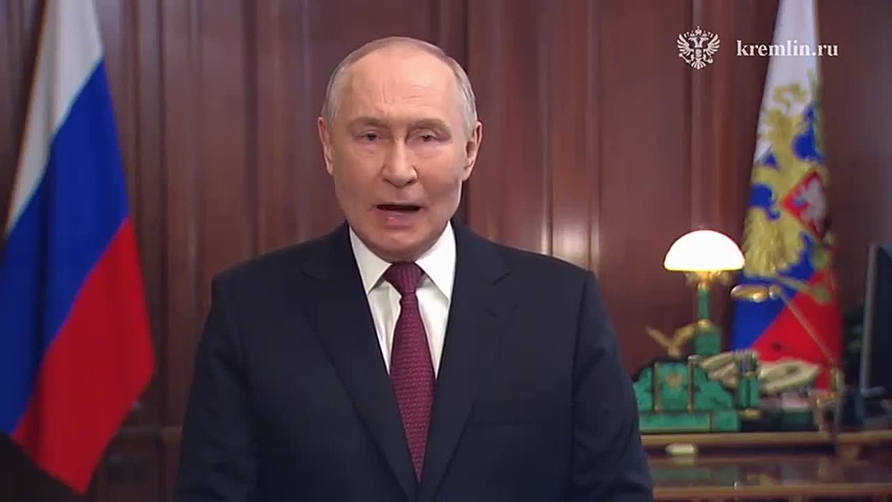 Путин поздравил россиян с Днём защитника Отечества, назвав этот праздник символом гордости за российские армию и флот