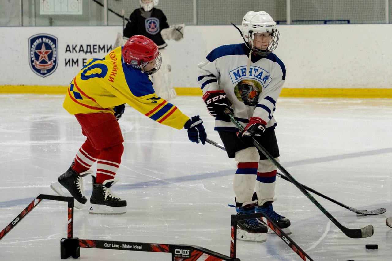 Дмитрий Миляев: #Нашасилавспорте. «День с АКМ»: шесть игроков дворовых хоккейных команд региона вышли на лед вместе с командой ДЮСШ «Академия Михайлова» Программа тренировки была разделена на два полноценных этапа: занятия... Дмитрий Миляев: #Нашасилавспорте. «День с АКМ»: шесть игроков дворовых хоккейных команд региона вышли на лед вместе с командой ДЮСШ «Академия Михайлова» Программа тренировки была разделена на два полноценных этапа: занятия...