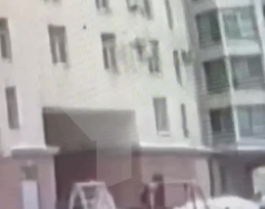 В Санкт-Петербурге дворник поймал 7-летнего мальчика, выпавшего с 7 этажа: