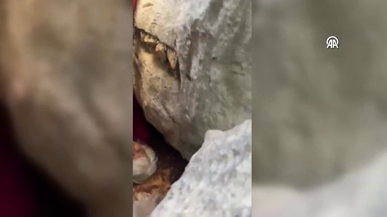 В Турции 80-летняя бабушка упала и застряла в расщелине на сутки