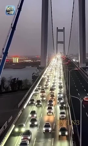 Та же пробка, но обратно:. «В Китае подошли к концу официальные выходные по случаю Китайского Нового года. в стране начался пик обратных поездок - миллионы людей возвращаются домой и к месту работы. По скоростным...