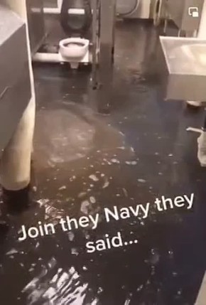 Война в Иране отменяется - самый лучший атомный авианосец США USS Gerald Ford затопило г*вном