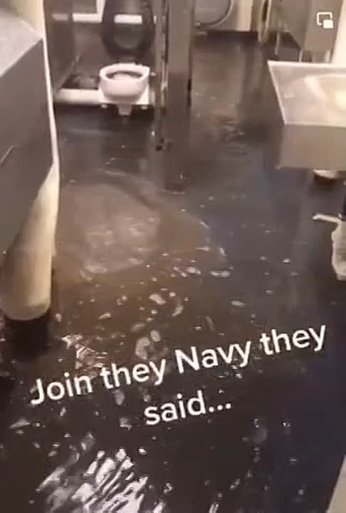 Война в Иране отменяется - самый лучший атомный авианосец США USS Gerald Ford затопило г*вном