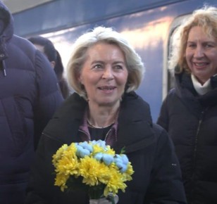 Растерянный взгляд, неловкая улыбка: глава Еврокомиссии Урсула фон дер Ляйен прибыла в Киев в десятый раз с начала СВО