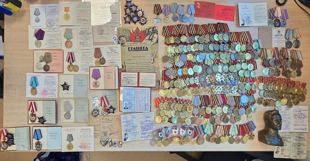 Более 450 советских медалей, 37 архивных документов и бюст Ворошилова времен СССР изъяли у мужчины в столичном аэропорту Шереметьево — пассажир хотел вывезти госнаграды из России Более 450 советских медалей, 37 архивных документов и бюст Ворошилова времен СССР изъяли у мужчины в столичном аэропорту Шереметьево — пассажир хотел вывезти госнаграды из России