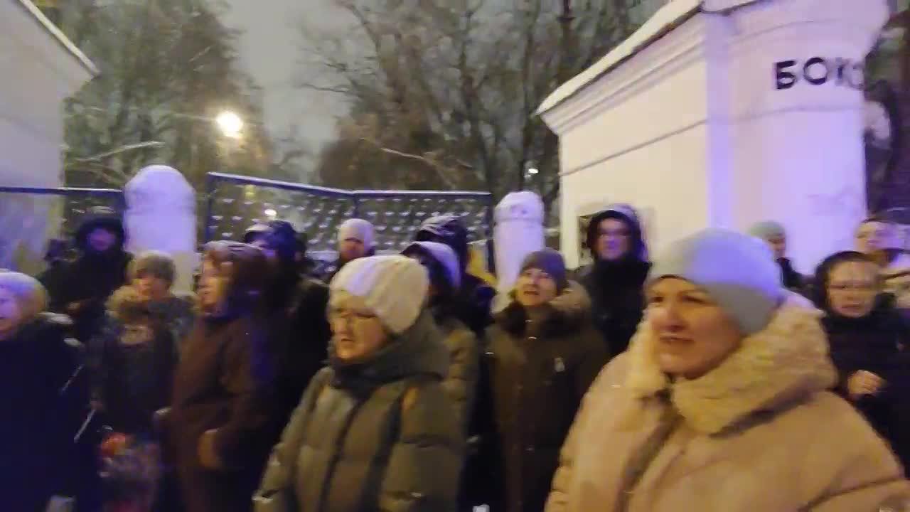 Пока СМИ дружно рассказывают “позитивную” историю о строительстве академии «Динамо», реальная картина другая: жители близлежащих домов приходят и говорят, что их мнение власти не слышат и не учитывают