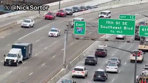 Военная техника и машины с силовиками направляются к Капитолию США, чтобы обеспечить безопасное выступление президента Дональда Трампа с посланием к нации