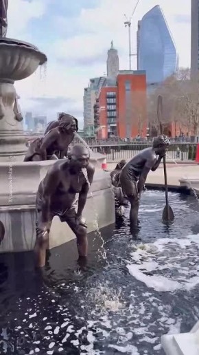 Новое достояние Лондона. Фонтан в честь канализационного кризиса в Великобритании открыли в районе Саут-Банк