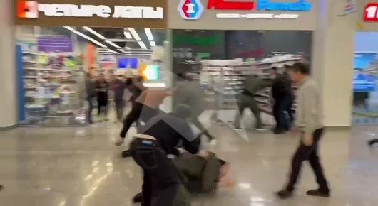 Сергей Колясников: А это Москва, ТЦ Щука. Этническая банда на виду у всех избивает охрану торгового центра, сделавшую замечание