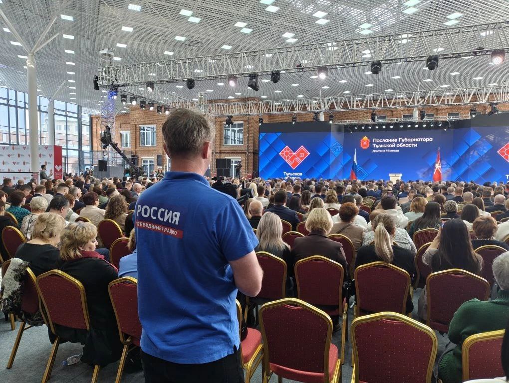 Губернатор появится с минуты на минуту