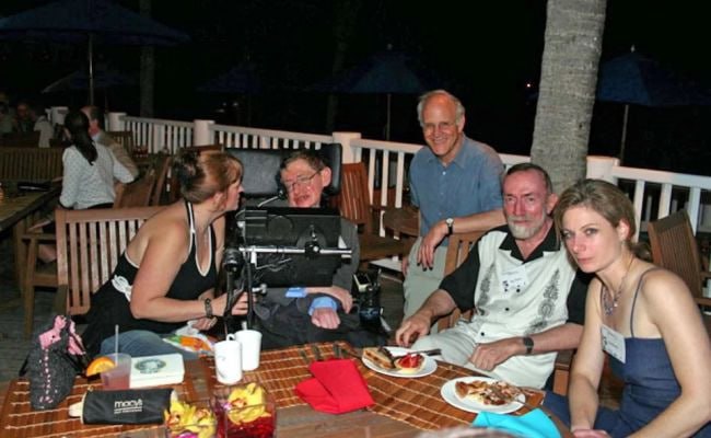 Стивен Хокинг в окружении дам в бикини с коктейлями в руках — фото известного британского ученого нашли в файлах финансиста Стивен Хокинг в окружении дам в бикини с коктейлями в руках — фото известного британского ученого нашли в файлах финансиста