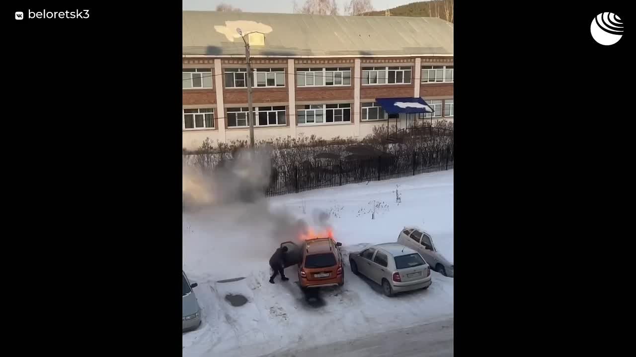 Прохожий вытащил мужчину из загоревшейся машины в Башкирии