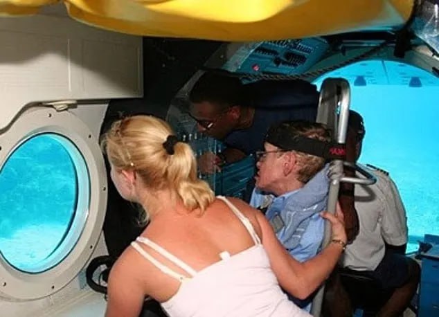 Стивен Хокинг в окружении дам в бикини с коктейлями в руках — фото известного британского ученого нашли в файлах финансиста Стивен Хокинг в окружении дам в бикини с коктейлями в руках — фото известного британского ученого нашли в файлах финансиста