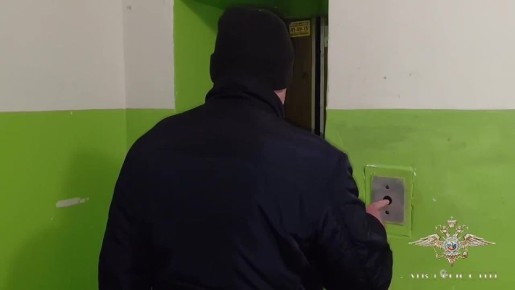 Первое видео со спасенной из квартиры похитителя девятилетней Сашей