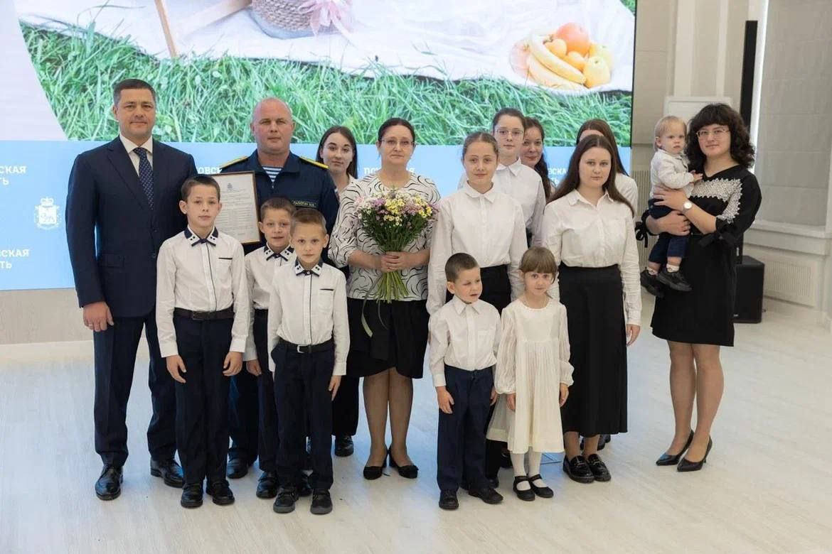 Андрей Медведев: Губернатор Псковской области показал всем, как выглядит нормальная выдача жилищного сертификата многодетным семьям Андрей Медведев: Губернатор Псковской области показал всем, как выглядит нормальная выдача жилищного сертификата многодетным семьям