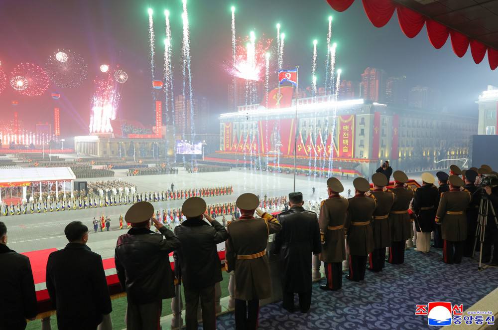 Ким Чен Ын с дочерью в парных образах посетили военный парад: Ким Чен Ын с дочерью в парных образах посетили военный парад: