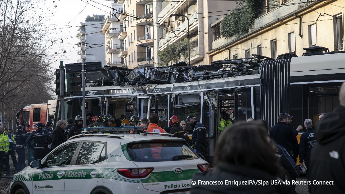 В Милане трамвай сошел с рельсов, два человека погибли, около 40 раненых, некоторые из них очень серьезно, сообщила газета La Repubblica В Милане трамвай сошел с рельсов, два человека погибли, около 40 раненых, некоторые из них очень серьезно, сообщила газета La Repubblica