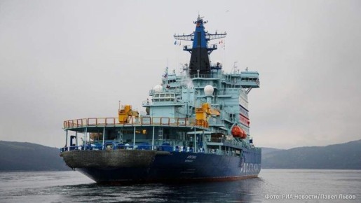 Российские ледоколы спасают застрявшие во льдах Финского залива иностранные суда