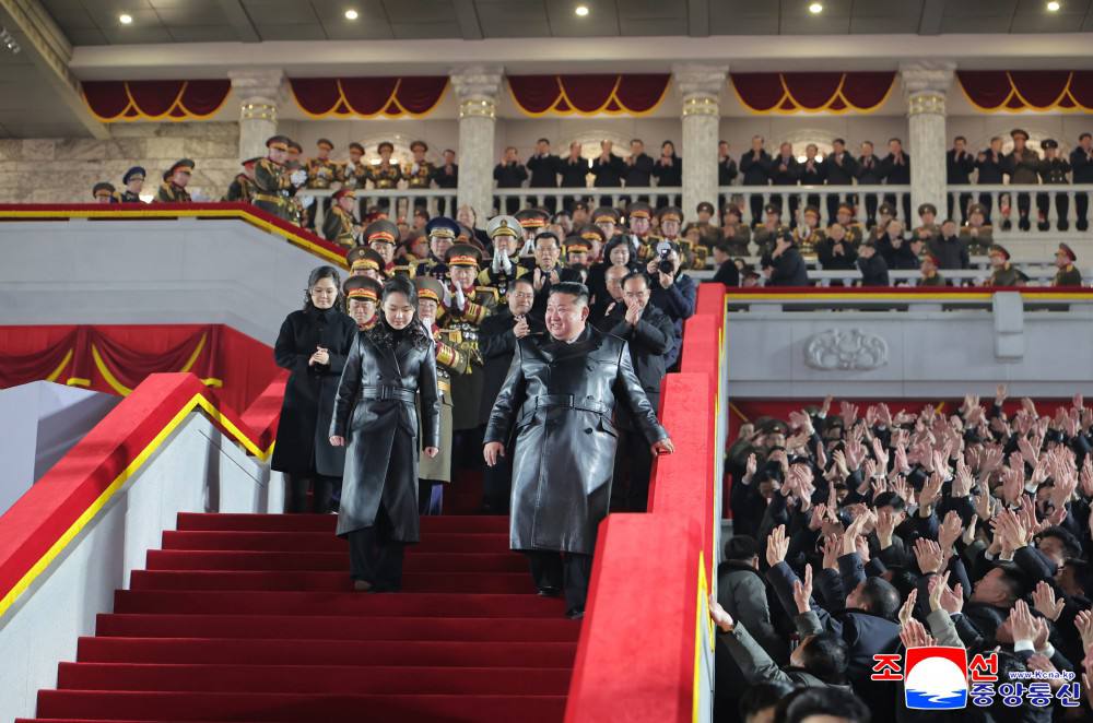 Ким Чен Ын с дочерью в парных образах посетили военный парад: Ким Чен Ын с дочерью в парных образах посетили военный парад: