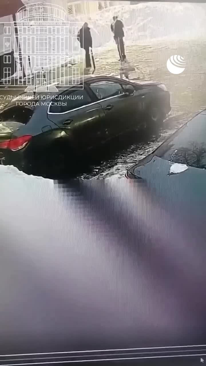 Осужденный сбежал от полицейского перед зданием суда в Москве